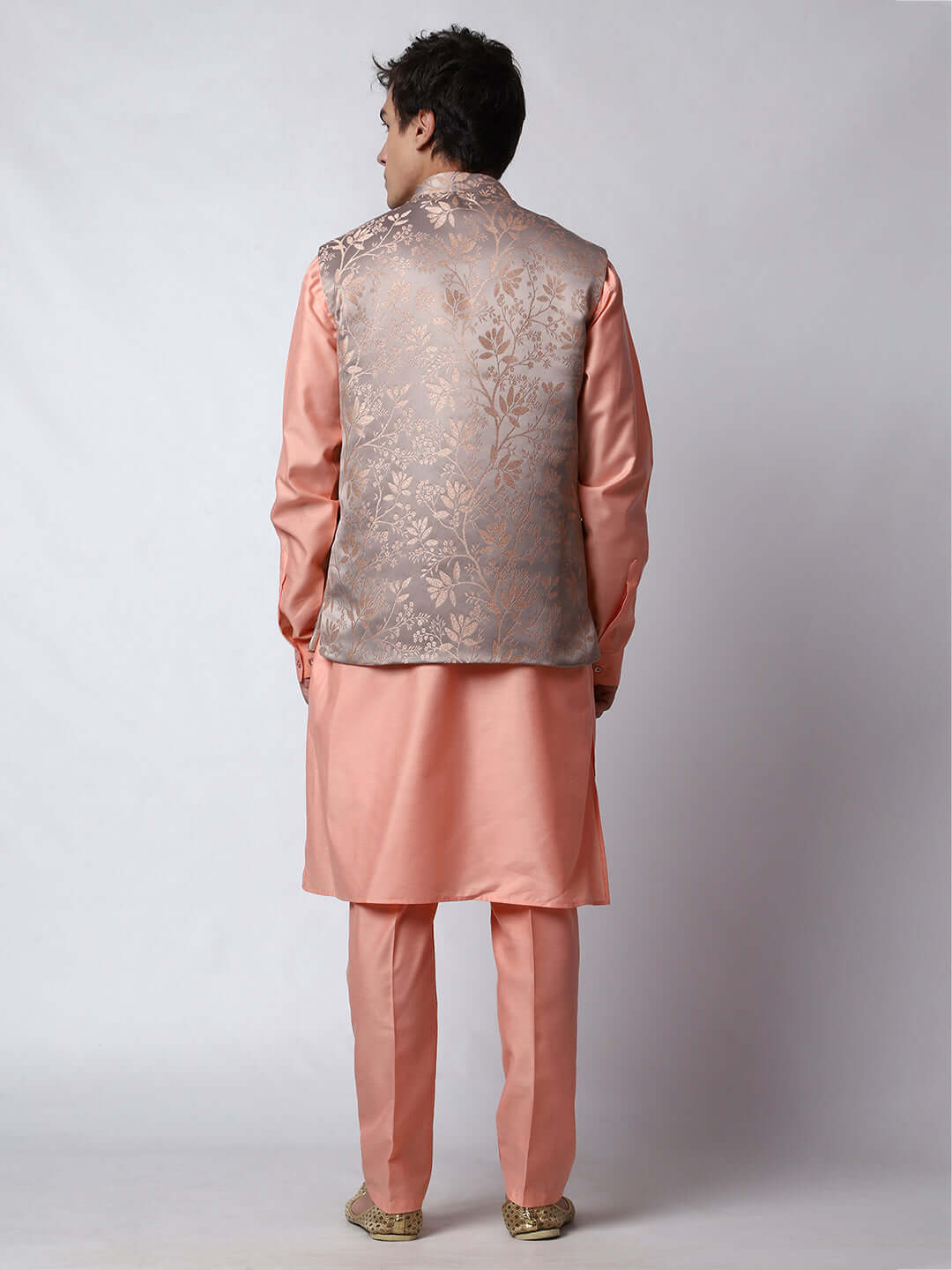Peach kurta with grey nehru jacket for men which is made up of satin jacquard and has floral embroidery on it. Shop this peach designer wedding kurta jacket set for male from Crease India website.
